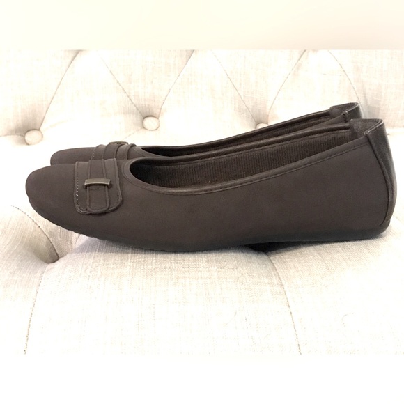 Easy Street Comfort Wave Brown Flats 7M Buckle Round Toe Faux Suede New NWOT - Picture 10 of 13